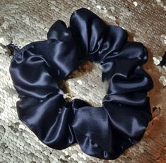 ♡ The perfect item to keep your hair healthy and soft; during the day or while you sleep!  ♡ 100% luxury mulberry silk In size regular. ♡ Now available to be personalized! Black Silk Scrunchie, Green Silk Scrunchie, Luxury Silk, Body Jewellery, Pricing Jewelry, Mulberry Silk, Healthy Hair, Hair Jewelry, Scrunchies