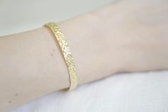 This trendy golden bangle bracelet is finely designed in stainless steel and delicately gilded with 18K yellow gold. Minimalist, feminine and modern, this chic and timeless hammered gold bangle is ideal to wear alone or stacked with other gold bangles or bracelets. Width: 0.6cm. Adjustable size. Your bracelet will be sent to you within 24 working hours in a pretty box, for your viewing pleasure. Delivery by green letter (48 hours) is free for France. Priority shipping is free worldwide (2-6 busi Elegant Gold Plated Hammered Bracelets, Elegant Hammered Gold-plated Bracelets, Elegant Gold Hammered Cuff Bracelet, Dainty Gold Metal Bangle Bracelet, Modern Hammered Yellow Gold Bracelets, Elegant Tarnish Resistant Brass Bangle, Minimalist Yellow Gold Brass Bangle, Tarnish Resistant Yellow Gold Brass Cuff Bracelet, Elegant Textured Gold-plated Jewelry