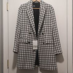 Nwt Zara Black & White Houndstooth Blazer Absolutely Beautiful And Classic Black And White Blazer By Zara In Size Small Beautiful Details With Stunning Black Buttons Will Make This A Wardrobe Staple! Fits Tts Happy Shopping ! White Houndstooth Outerwear For Spring, Classic White Houndstooth Blazer, Zara Houndstooth Blazer For Fall, Zara Houndstooth Outerwear For Work, Zara Plaid Outerwear For Work, Classic Gingham Outerwear For Fall, Fall Gingham Blazer, Zara Houndstooth Winter Outerwear, Zara Houndstooth Blazer For Office