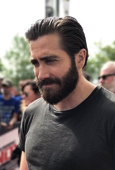 Jake Gyllenhaal Beard, Jake Gyllenhaal Movies, Man With A Beard, Mens Hairstyles With Beard, Maggie Gyllenhaal, Beard Hairstyle, Full Beard, Men Haircut Styles, Beard Tattoo