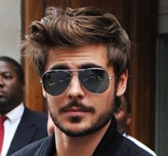 Zac Efron Medium Messy Pompadour Hairstyles. Zac Is Wearing Sunglasses Zac Efron Hair, Pompadour Men, Brown Straight Hair, Dunner Wordend Haar, Pompadour Hairstyle, Mens Hairstyles Medium, Cool Mens Haircuts, Wavy Hair Men, Hairstyles With Glasses