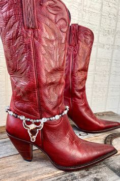 Introducing this unique rhinestone cow head charm Boot Bracelet, a perfect accessory for cowboy boots. This handmade cowgirl boot bracelet features mesmerizing silver and brown glass crystals, and hair on hide cow/bull head charm.  👢 Adjustable boot bracelet measuring 16 inches (13 inches for the design plus 3 inch extender chain). Will fit boots with a shaft circumference between 13 and 16 inches.  👢 This listing is for a single boot bracelet.  👢If purchasing four or more shop items, please Boot Chains, Boot Bracelet, Cowgirl Bling, Boot Bling, Western Style Boots, Bull Head, Cowgirl Boot, Cow Head, Beaded Necklace Diy