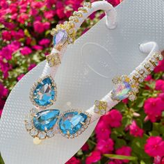 Wonderful HAVAIANAS FLIPFLOPS beiges with blue and white rhinestones for women, original beiges or white Havaianas decorated with rhinestones and thread, these sandals are perfect for weddings, they are made with imported crystals and have a special bath just like that used for fine jewelry so So much it is a very resistant product over time, you can also use them for bridesmaids or as casual as with Jeans, the crystals of these beautiful havaianas help make your outfits unique and elegance at y White Sandals With Rhinestones And Adjustable Fit, Summer Sandals With Rhinestones As Gift, Summer Rhinestone Sandals As Gift, Adjustable Rhinestone Flip Flops For The Beach, Adjustable Rhinestone Toe Post Flip Flops, Bride Flip Flops, Rhinestone Flip Flops, Hippie Sandals, Custom Flip Flops