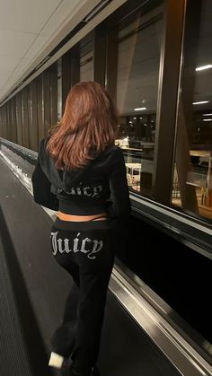 @juicycouturela #juicycouture #tracksuit #juicy #airportfashion Juicy Outfit, Outfit Inspo Street Style, Tracksuit Outfit, Airport Style, Airport Outfit, College Outfits