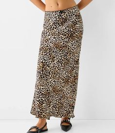 Leopard Skirt by Bershka | Falda de leopardo Bershka for 25.99 € in Spain😀 Y2k Goth Outfits, Beach Skirts, Skirt Streetwear, Long Skirt Summer, High Waist Long Skirt, Tulle Skirts, Trendy Skirts