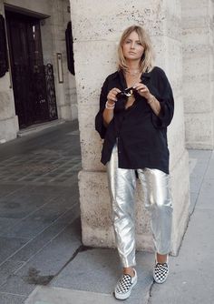 Silver Pants Outfit, Metallic Pants Outfit, Casual Chique Stijl, Silver Pants, Ig Pics, Vans Outfit, Metallic Pants, Looks Street Style, Mode Inspo