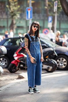 Denim Overall Outfit, Japanese Street Fashion Men, Converse Style Women, Style Overalls, Overall Outfit, Stockholm Street Style, Outfits With Converse, Street Fashion Photography