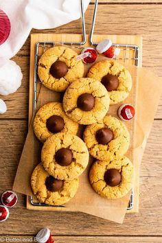 Peanut butter blossoms cookies topped with Hershey's kiss on a wire cooling rack. Peanut Kisses, Holiday Baking Easy, Holiday Cakes Christmas, Festive Bread, Peanut Butter Blossom, Butter Blossoms, Cakes Christmas, Recipes For Parties, Classic Peanut Butter Cookies