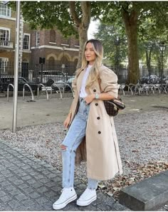 Freya Killin, Outfits Europa, Scotland Fall, Autumn Fall Outfits, Latest Winter Fashion, Lv Bumbag, Converse Outfit, Trench Coat Outfit