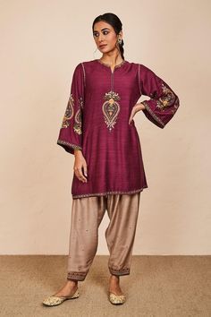 Fashion: #fashion, #style, #outfitinspiration, #beauty Salwar Suit Designs, Flower Machine Embroidery Designs, Short Kurta, Simple Kurti Designs, Salwar Designs, Notched Neckline, Suits Design, Embroidery Suits Design, Boutique Dress Designs