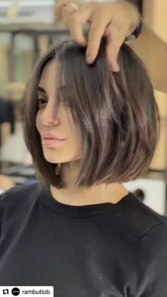 Kort Bob, Chic Bob, Chin Length Hair, Lob Haircut, Haircuts Straight Hair, Penteado Cabelo Curto, Short Bob Hairstyles, Great Hair, Hair Cut