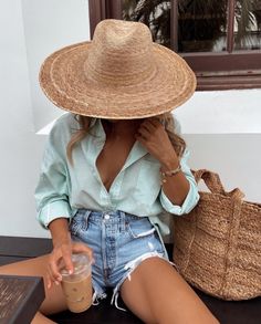 Feminine Short Haircuts, Haircuts Feminine, Outfit Minimalista, Lauren Nicole, Jeans Blazer, Looks Jeans, Stylish Short Haircuts, Short Haircuts For Women, Bohol