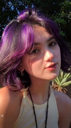 Multi Tone Hair, Multi Tone Hair Color, Simpul Dasi, Short Purple Hair, Purple Hair Highlights, Short Dyed Hair, Short Grunge Hair, Hair Color Streaks, Choppy Bob Hairstyles