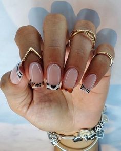 PIN: elianox | IG: erynmaund_ Short Nail Animal Print, Bodysuit Party Outfit, Abstract Short Nails, Fall Acrylic Nails Short, Designs For Short Nails, Nagellack Trends, Nail Time, Drip Nails, Cute Nail Art Designs