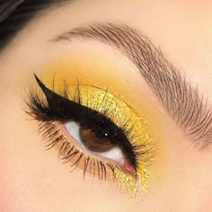 Yellow Prom Makeup Looks, Yellow Prom Makeup, Yellow Make Up, Yellow Makeup Looks, Eyeliner Smokey, Honey Palette, Yellow Eye Makeup, Mekap Mata, Summer Eyes