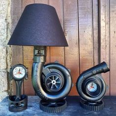 a lamp, gauges and other items are sitting on a table