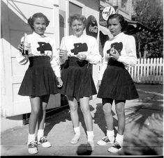 Grabbing a quick bite between cheers. #vintage #school #cheerleader #uniform #teenagers #students #pep #saddle_shoes #1940s #1950s 1950 Cheerleaders, 1940s Cheerleader, 50s School Outfit, 1950s School Fashion, 1950s School, 50s Aesthetic, The Wombats, Saddle Oxfords