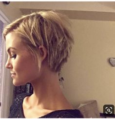 Popular Short Haircuts, Short Layered Bob Hairstyles, Roast Turkey, Homemade Gravy, Cool Short Hairstyles, Pixie Haircuts, Short Pixie Haircuts, Short Blonde