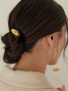 Editor's NoteThis collection presents jewelry with a combination of metal and ceramics- Hair pin inspired by vase- Brass with gold plated - Daily point item- Matte finishMeasurements- Size 5.3in.Composition & Care- Brass, 18k gold plated- Avoid humid and heatDesigner- by commeD723 Vase Brass, Ceramic Hair, Hair Pin, Hair Pins, 18k Gold, Gold Plate, Composition, Plating, Vase