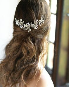 Aviana Wedding Back Comb - Shop Bridal Headpieces | Dareth Colburn Y2k Curly Hair, Hairstyles Y2k, Floral Wedding Hair, Curly Hair Hairstyles, Y2k Hairstyles, Curls Hairstyles, Simple Wedding Hairstyles, Short Wedding Hair