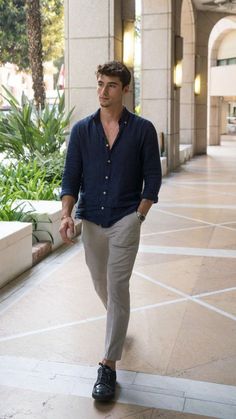 Discover timeless and sophisticated Office Old Money Fashion For Men. Get inspired by 20+ influencer-approved looks to elevate your style in 2024. Office Old Money, Old Money Fashion, Mens Smart Casual Outfits, Mens Business Casual Outfits, Money Fashion, Minimalist Fashion Men, Formal Men Outfit, Classy Outfits Men, Mens Casual Outfits Summer