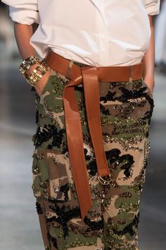 Military Chic, Stile Casual Chic, 2016 Runway, Camo Fashion, Alexandre Vauthier, Runway Pictures, Women's Wardrobe, Fall 2016