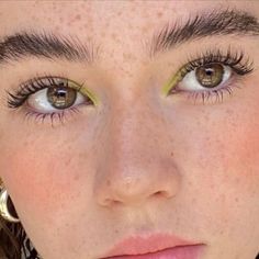 Natural Concert Makeup, Everyday Makeup Colorful, Eye Makeup Colorful Simple, Make Up To Make Green Eyes Pop, Make Up Looks For Small Eyes, Makeup 2024 Natural, Subtle Colourful Eye Makeup, Eyeliner Based On Eye Shape, Cool Skin Makeup