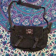 Y2k Aesthetic Black, Skull With Bow, Black Messenger Bag, Look 80s, Chipped Paint, Bag Y2k, Pink Skull, Baggy Pants