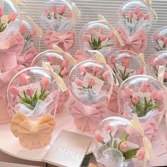 Baloane și flori 🌸✨ Shop:  https://elefunstore.ro/242-baloane-bobo-bubbles ✨ #baloaneBOBO #floriartificiale #cutiiflori #hartiefloristica #ambalajeflori #stickerebaloane #panglicifloristice Box Flowers Gift Ideas, Fancy Centerpieces, Gift Box Aesthetic, Bouquet Gift Ideas, Balloon Decoration Ideas, Balloon Arrangement, Balloon Bouquet Diy, Flower Box Gift, Flower Bouquet Diy