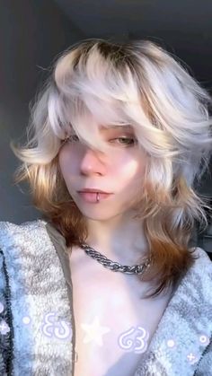 Blonde Hair With Raccoon Tail, Half White Half Brown Hair, Asymmetrical Highlights, Short Adronymous Hair, Fox Hair Dye Style, Hair That Matches Skin Tone, Calico Short Hair, Hair Dye Ideas For Dirty Blonde, Fox Cut Hairstyle