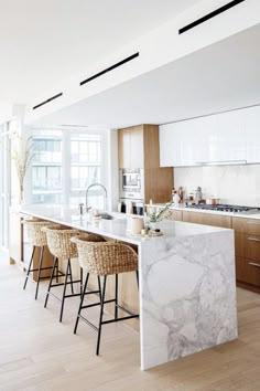 solution cuisine trop sombre ilot marbre bois blanc longueur Model Dapur, Transitional Decor Kitchen, Condo Kitchen, Kitchen Furniture Design, Kitchen Inspo, Kitchen Reno, Kitchen Style