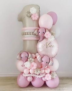 balloons are arranged in the shape of an elephant and baby elephants on top of each other