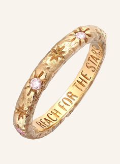 Dieser wunderschöne Goldring  'Reach for the Stars' ist mit 3 rosa im Labor gezüchtete Saphire Edelsteinen bestückt. Kleine Sterne zieren die Außenseite des Damenring und sorgen so für ein aufregendes funkeln. Durch sein klassisch schlichtes Design, bereitet er Generationen eine Freude. Die Innenseite des Ringes wird von den Worten „Reach For The Stars“ (Greife nach den Sternen) geziert. Ein Schmuckstück das sich wundervoll als Verlobungsring eignet. Exclusive Engagement Rings, Pink Emerald, Heirlooms Jewelry, Handmade Fine Jewelry, Real Jewelry, Reaching For The Stars, Jewelry Lookbook