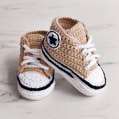 Crochet baby booties Converse All Star Bebe, Shoes Crochet, Expecting Mom Gifts, Baby Legs, Crochet Baby Girl