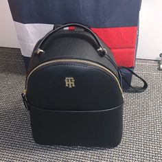 New Autntic Elegant Tommy Hilfiger Bag With Adjustable Strap, Elegant Tommy Hilfiger Leather Bag, Elegant Tommy Hilfiger Bag, Chic Black Tommy Hilfiger Bag, Chic Tommy Hilfiger Leather Bags, Nice Backpacks, Tommy Hilfiger Backpack, Modern Backpack, Brown Backpacks