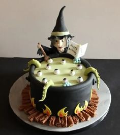 #haloween #bolohalloween #comidashalloween Halloween Tårta, Scary Halloween Cakes, Halloween Cakes Easy, Halloween Torte, Pasteles Halloween, Witch Cake, Cauldron Cake, Spooky Cake, Dessert Halloween