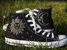 Celestial Converse, Halloween Converse, Embroidered Space, Embroidery Converse, Converse Embroidery, Cool Converse, Cute Converse Shoes, Converse Design, Painted Converse