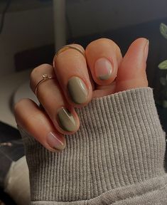 Warm Tone Nails Design, Fall Nails Gel Manicures, Transitional Nails Summer To Fall, Earthy Nails Short, Earth Toned Nails, Earthy Green Nails, Nails Earth Tones, Short Gel Nails Summer 2024, Earthy Nail Colors