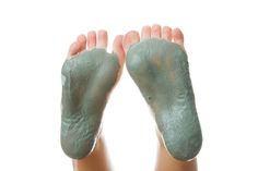 Foot Mask Diy, Bentonite Clay Detox, Diy Detox, Mud Bath, Detox Bath, Keratosis Pilaris, Foot Mask, Foot Soak, Foot Bath