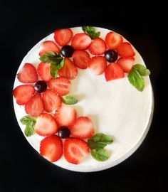 Fruit Cake Tort Special, Glutenfri Baking, Decorações Com Comidas, Amazing Food Decoration, Easy Food Art, Food Garnishes, Strawberry Cakes, In Front Of House