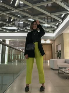 Green Cargo Pants Outfit, Neon Pants, Green Pants Outfit, Job Clothes, Midsize Outfits, Friday Outfit, Verde Lima, Trench Coat Style