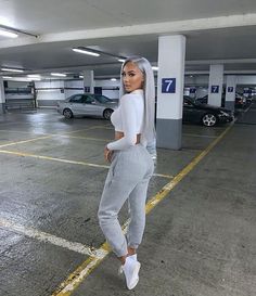 Look Hip Hop, Joggers Outfit, Influencers Fashion, Chill Outfits, Parking Garage, Causual Outfits, Lifestyle Trends, Cute Swag Outfits