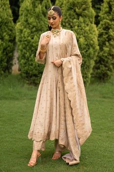 Ecru vegan silk anarkali crafted with all over woven floral pattern, gold zari work highlights and scalloped cut work hem details. Paired with straight pant with woven border and a-l-over floral jaal woven dupatta. - Aza Fashions Straight Anarkali Suits, Beige Anarkali Dress, Beige Anarkali Suits, Beige Anarkali, Anarkali Bridal, Anarkali Suits Designer, Anarkali Designs, Indian Dress Up, Silk Anarkali Suits