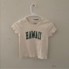 Soft Cropped Fit Crewneck Top In White With The Hawaii Graphic Printed On The Front. Fabrics: 100% Cotton Measurements: 17" (43 Cm) Length, 14.5" (37 Cm) Bust Made In: Italy Vintage Hoodies Aesthetic, Cute Formal Dresses, Light Pink Tops, Future Clothes, Casual Preppy Outfits, Cute Preppy Outfits, Fashionista Clothes