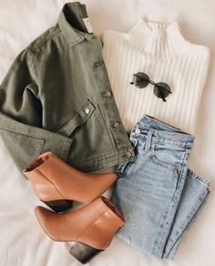 pinterest: camilleelyse ♡ Olive Green Denim Jacket, Denim Utility Jacket, Green Denim Jacket, Chique Outfit, Model Pose, White Turtleneck, Outfit Jeans, Everyday Basics