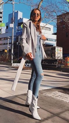 Style Roots, Botas Cowboy, Outfit Botas, Cowboy Chic, What Is Trending Now, Fall Fashions, Cowboy Outfits, Cow Boy, Hottest Trends