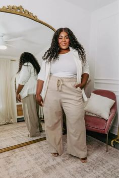 Look com blazer off white e calça com elástico no cós bege Coastal Outfits Plus Size, How To Style Linen Pants Plus Size, Linen Outfit Plus Size, Winery Outfit Summer Plus Size, Plus Size Linen Outfits, Curvy Modest Outfits, White And Khaki Outfit, Blazer Outfit Plus Size, Plus Size Linen Pants Outfit