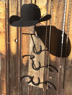 Horseshoe and Barn Wood Cowboy Hat Rack by LuckyArts on Etsy Diy Cowboy Hat Rack, Display Rack Ideas, Hat Rack Ideas, Wall Hat Racks, Baseball Hat Racks, Diy Hat Rack, Cowboy Hat Rack, Hat Shelf, Wall Hats