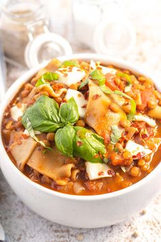 A bowl of hearty Instant Pot lasagna soup topped with fresh basil, mozzarella, and red pepper flakes, perfect for a cozy winter meal. Soup Quick, Homemade Chicken And Dumplings, Homemade Garlic Bread, Lasagna Soup Recipe, Lasagna Noodles