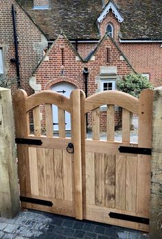 Rustic Wooden Garden Gates Driveway Gate Diy, Door Wreaths Spring, House Entrance Doors, Wood Fence Gates, Wooden Garden Gate, Wooden Gates Driveway, Backyard Gates, Garden Gates And Fencing